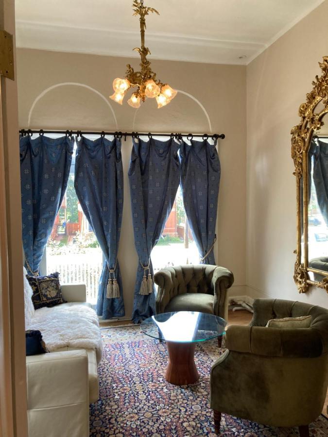 Pineapple House, Romantic 3 Bed 2 Bath Apt, Sleeps 6! Private Balcony! Center! Free Parking! Apartment *