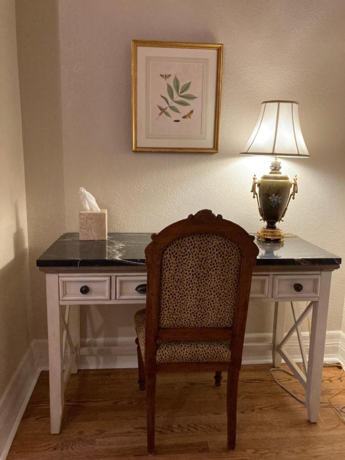 Pineapple House, Romantic 3 Bed 2 Bath Apt, Sleeps 6! Private Balcony! Center! Free Parking! *