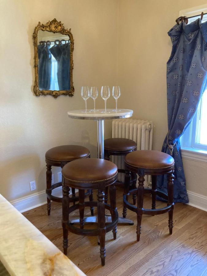 Apartment Pineapple House, Romantic 3 Bed 2 Bath Apt, Sleeps 6! Private Balcony! Center! Free Parking! Denver