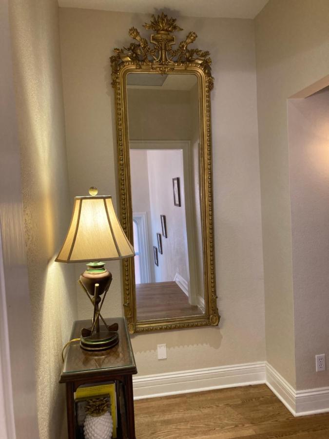 Pineapple House, Romantic 3 Bed 2 Bath Apt, Sleeps 6! Private Balcony! Center! Free Parking! *
