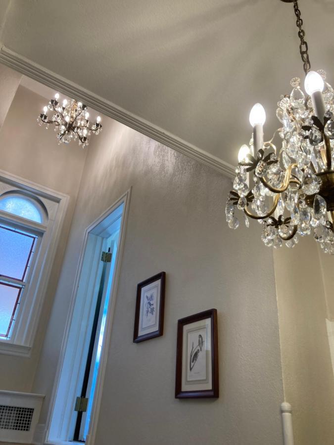 Pineapple House, Romantic 3 Bed 2 Bath Apt, Sleeps 6! Private Balcony! Center! Free Parking! Apartment Denver