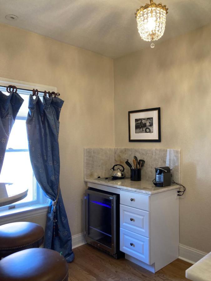 Pineapple House, Romantic 3 Bed 2 Bath Apt, Sleeps 6! Private Balcony! Center! Free Parking! Apartment *