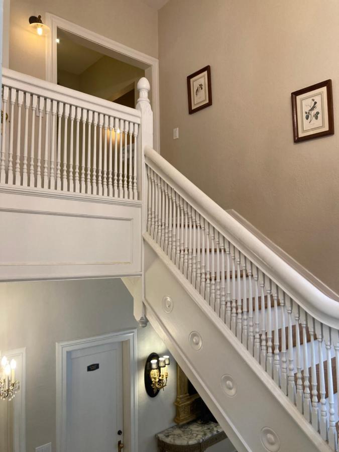 Apartment Pineapple House, Romantic 3 Bed 2 Bath Apt, Sleeps 6! Private Balcony! Center! Free Parking! *