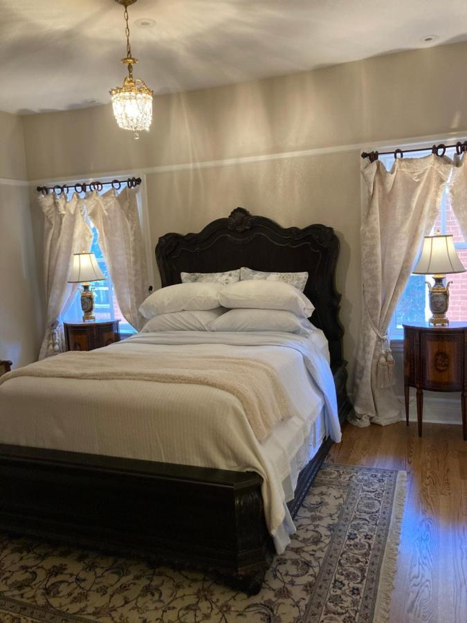 Pineapple House, Romantic 3 Bed 2 Bath Apt, Sleeps 6! Private Balcony! Center! Free Parking! * Denver