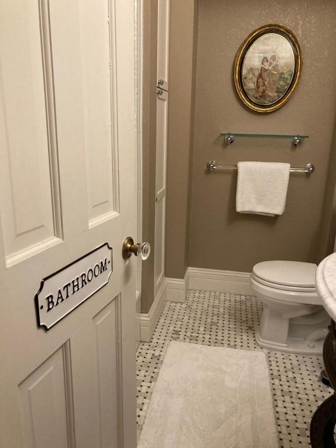 Pineapple House, Romantic 3 Bed 2 Bath Apt, Sleeps 6! Private Balcony! Center! Free Parking! *