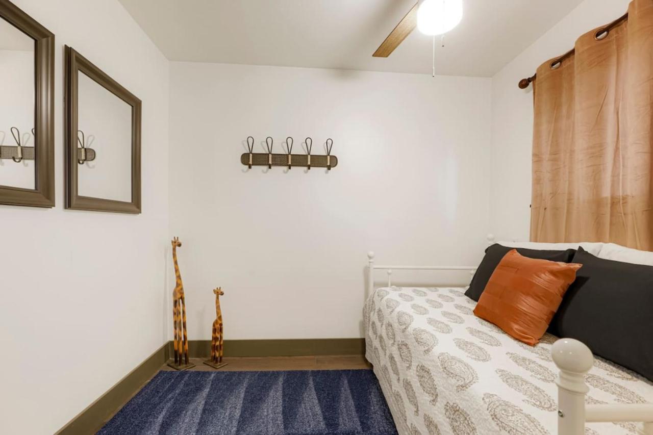 Experience In Hot Tub And Fire Pit 4 Miles To Dt Holiday home