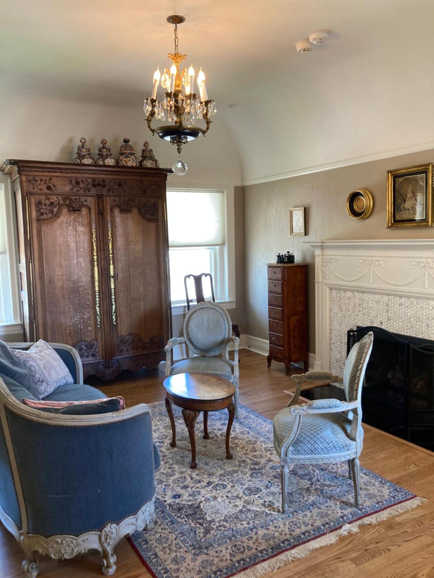 Pineapple House, Romantic 3 Bed 2 Bath Apt, Sleeps 6! Private Balcony! Center! Free Parking! Apartment