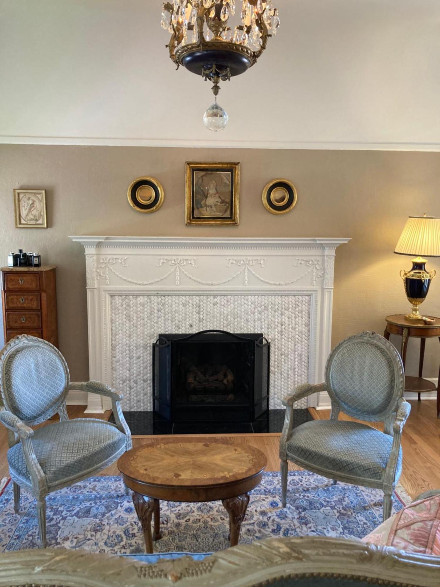 Pineapple House, Romantic 3 Bed 2 Bath Apt, Sleeps 6! Private Balcony! Center! Free Parking! Apartment *