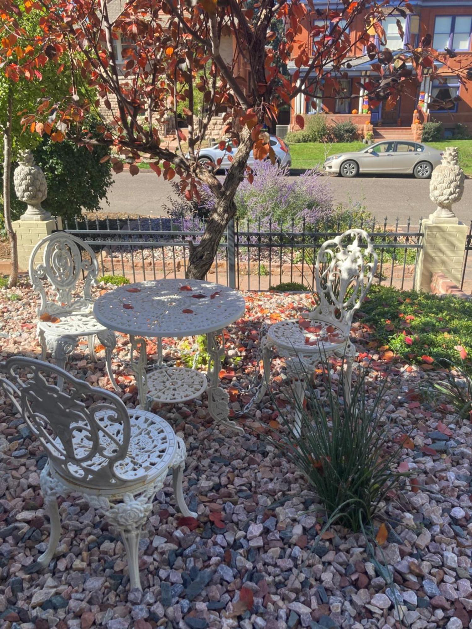 Pineapple House, Romantic 3 Bed 2 Bath Apt, Sleeps 6! Private Balcony! Center! Free Parking! * Denver