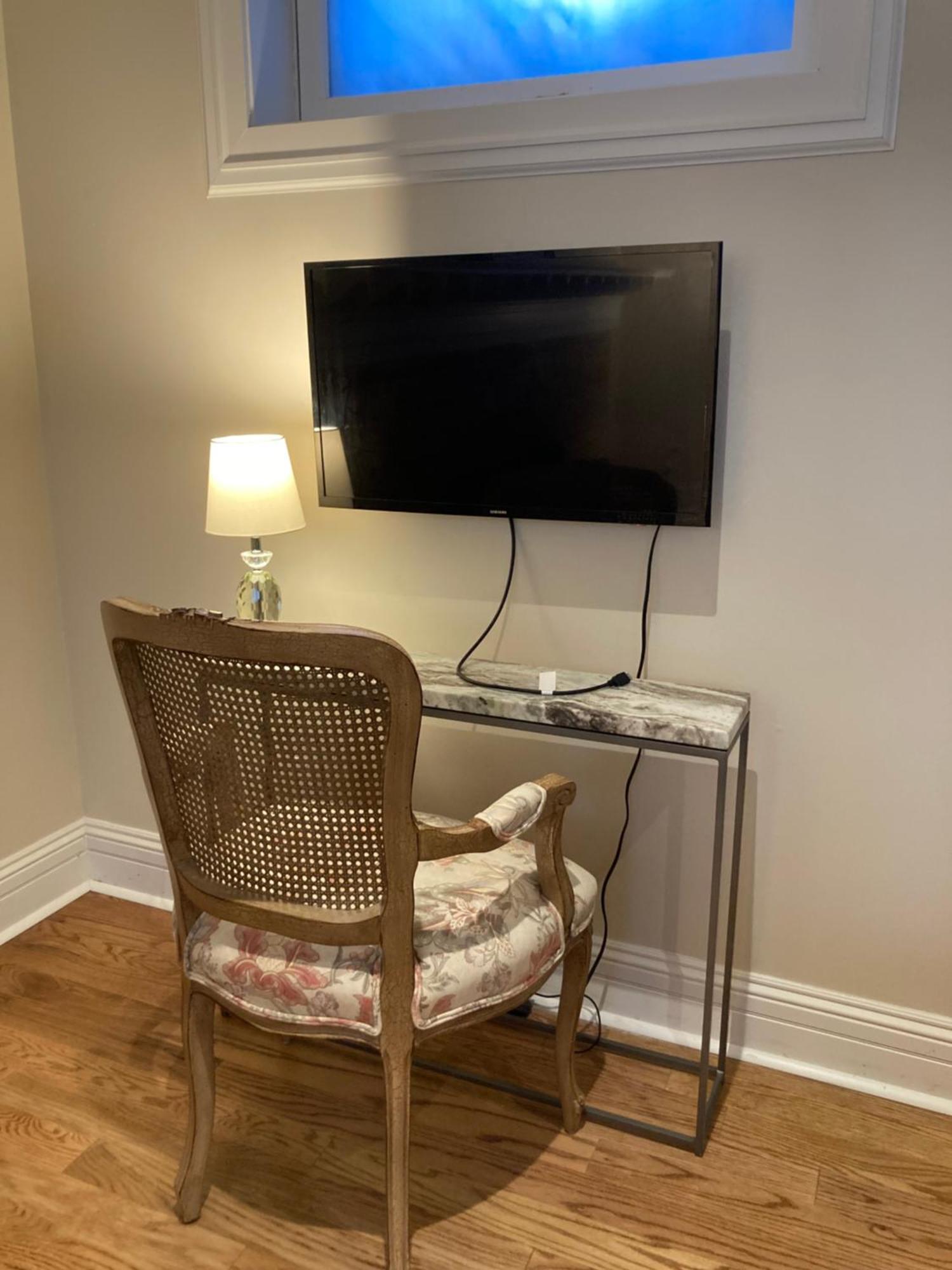 Pineapple House, Spacious 1st Floor Apartment! Center! 96 Walk Score! Free Parking! Apartment Denver