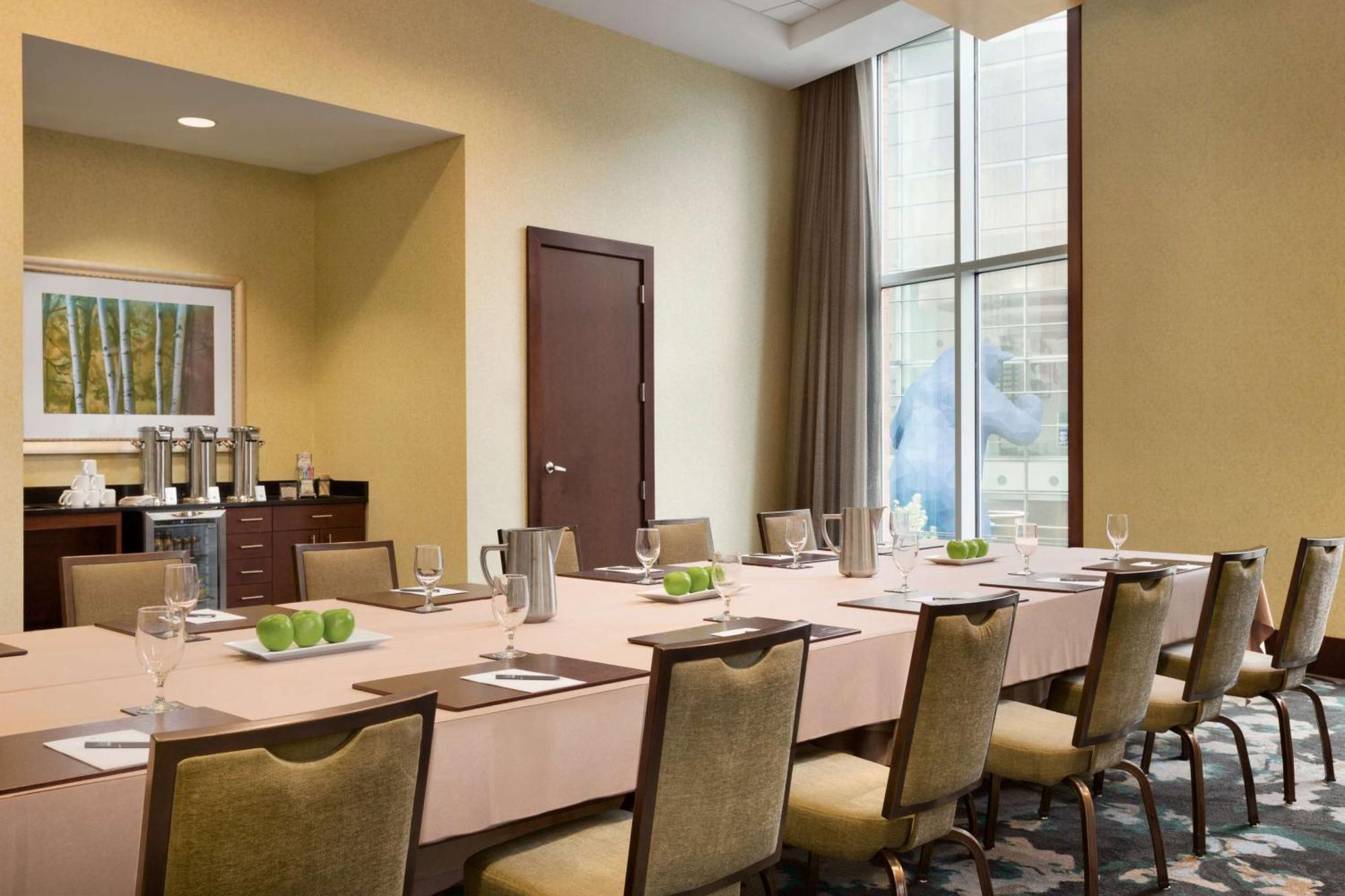 Hotel Embassy By Hilton Downtown Convention Center
