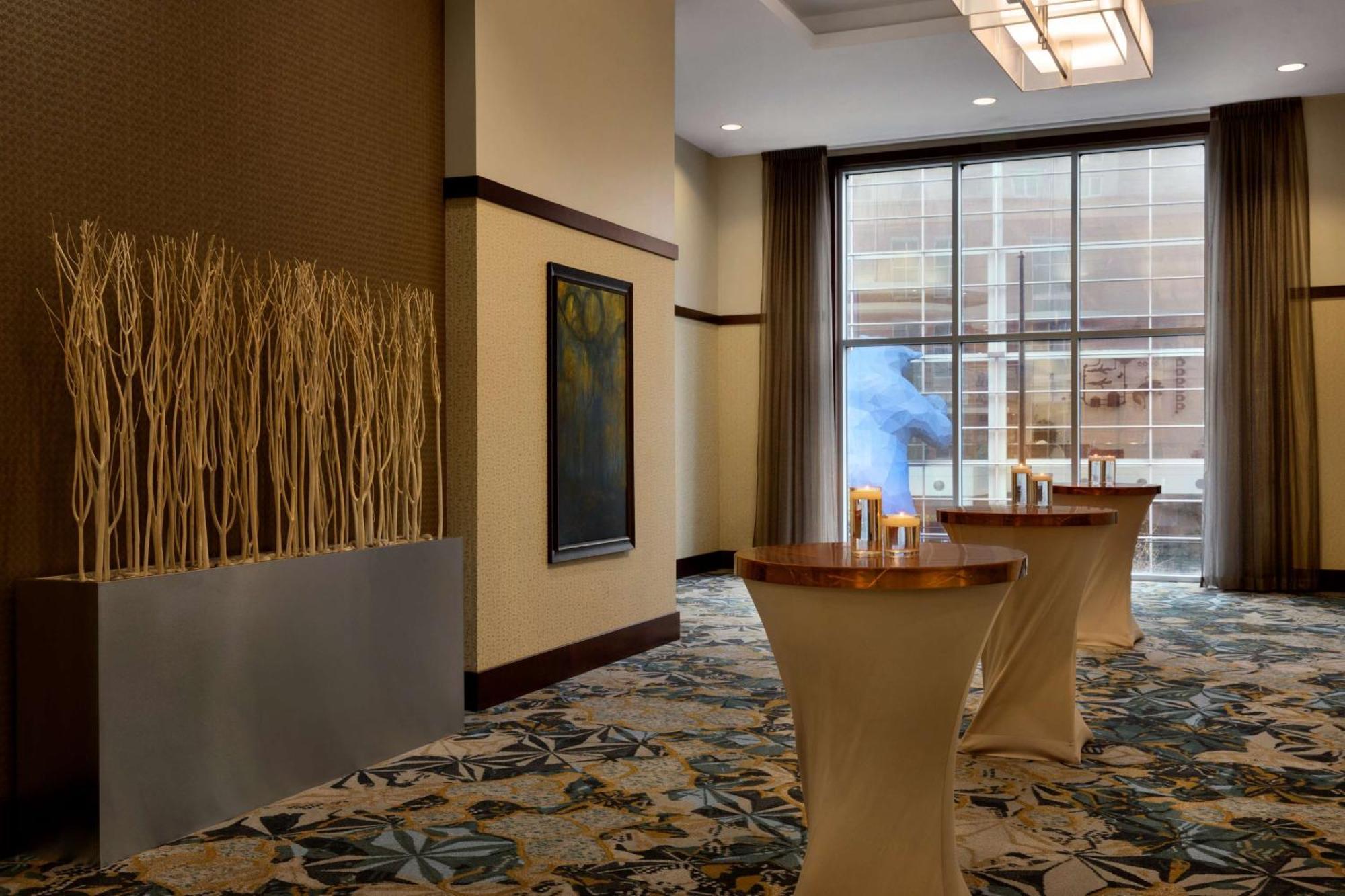 Hotel Embassy By Hilton Downtown Convention Center