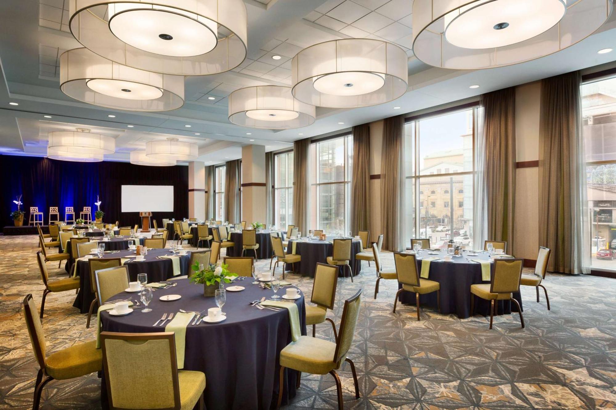 Hotel Embassy By Hilton Downtown Convention Center 4*