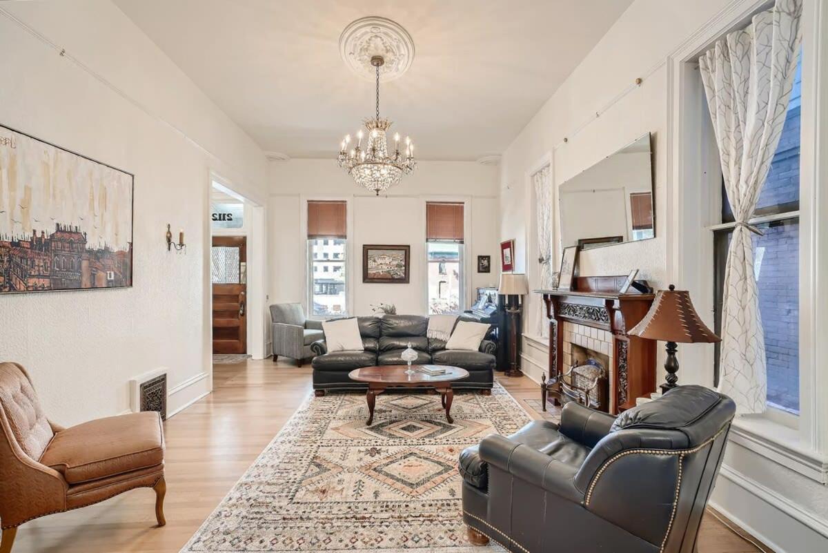Woods Manor Walk To Downtown Built In 1887 Holiday home