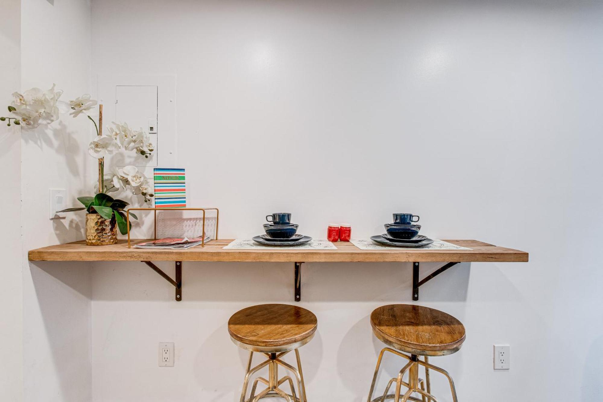 Apartment Tiny House Walk To Cafes, Bars, Eateries!