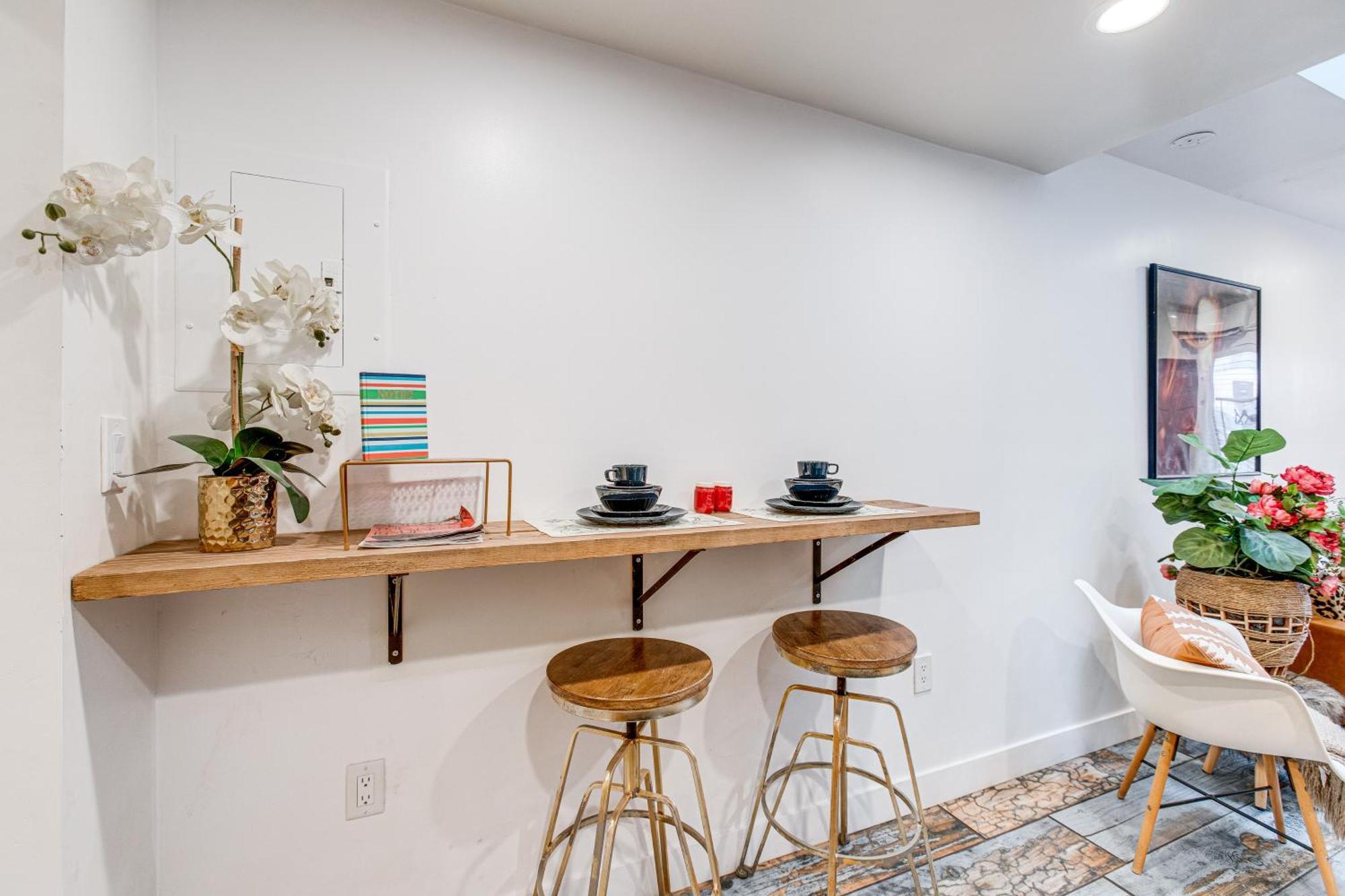 Apartment Tiny House Walk To Cafes, Bars, Eateries! *