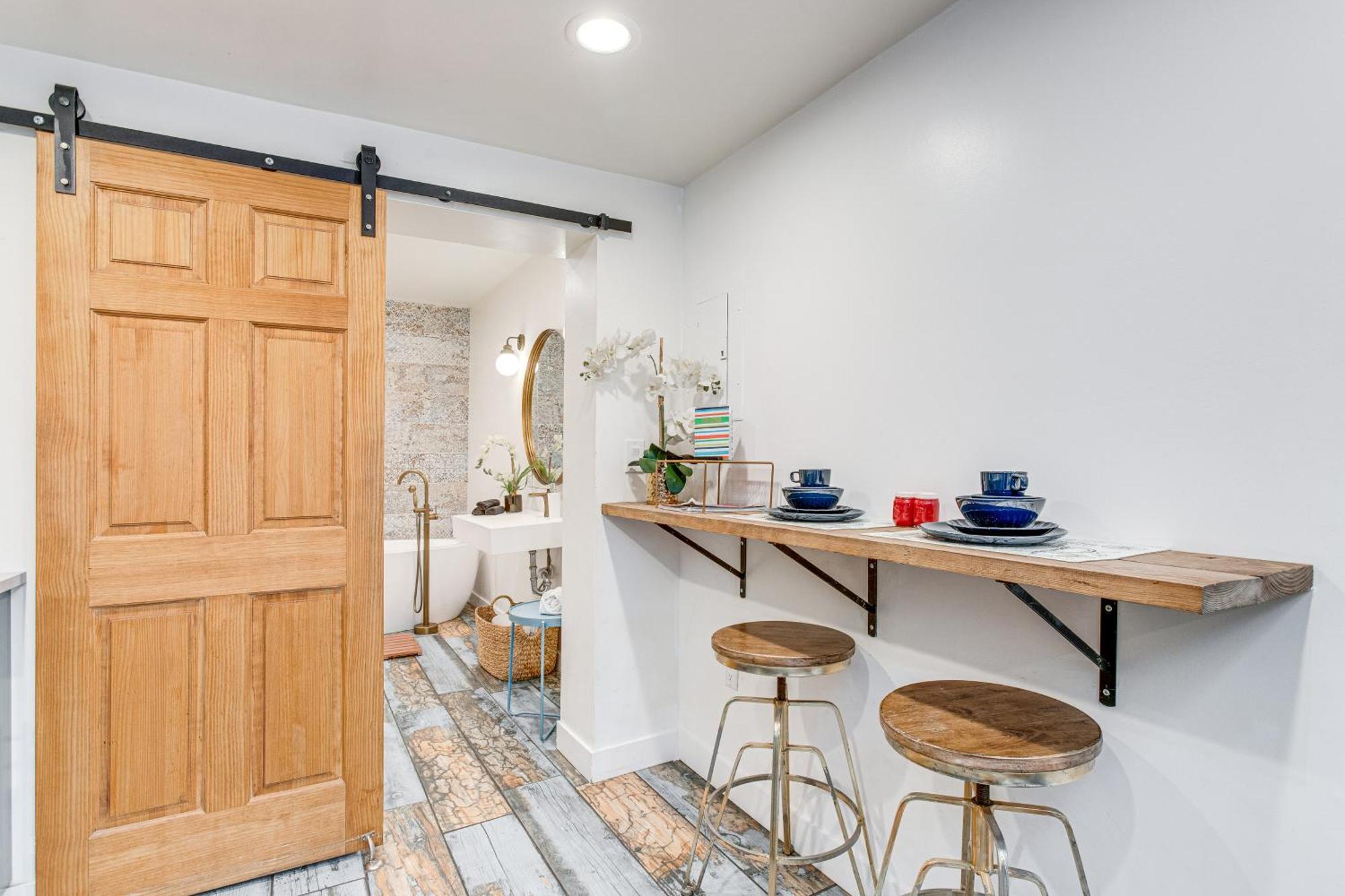 Apartment Tiny House Walk To Cafes, Bars, Eateries!