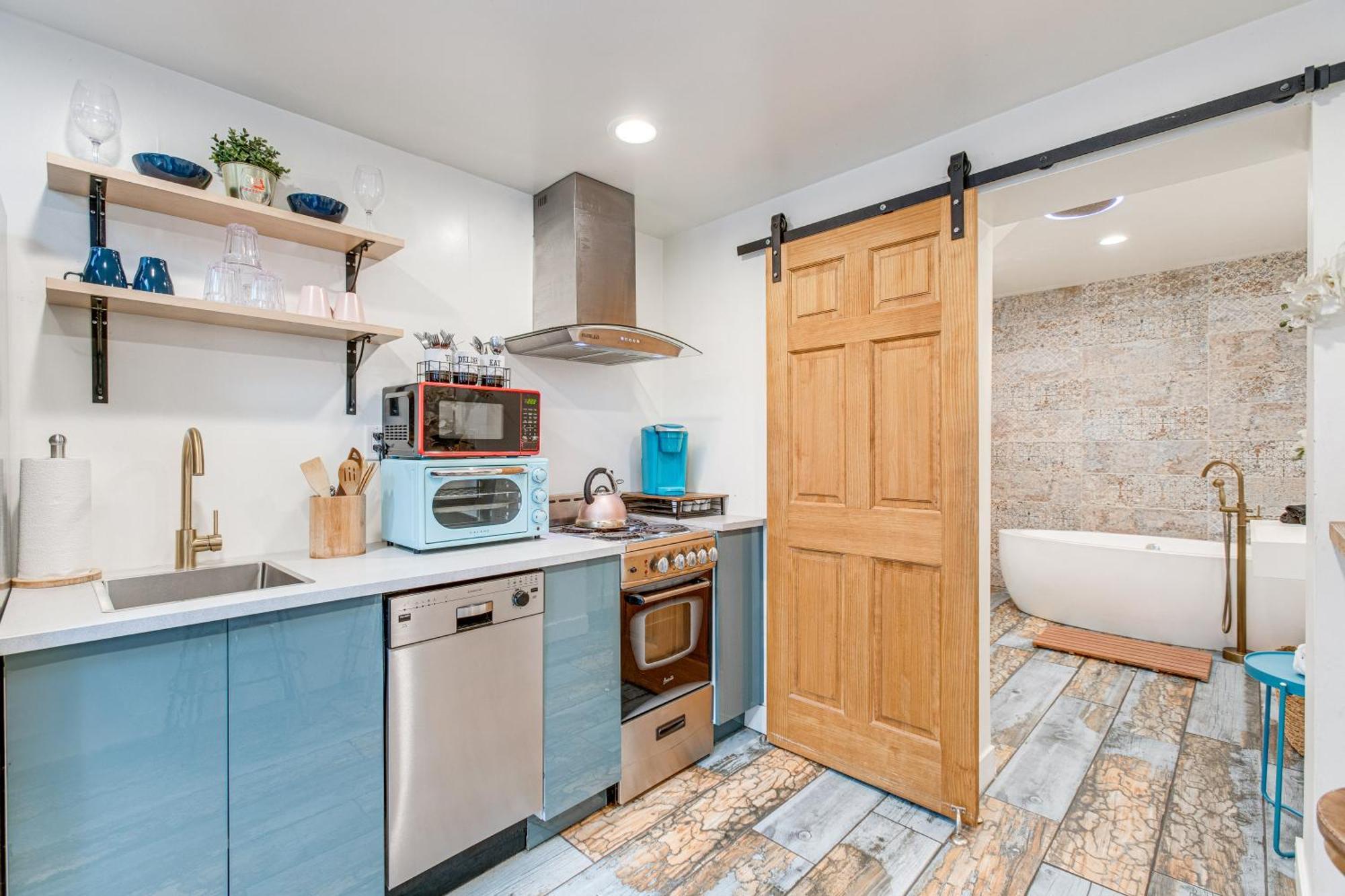 Apartment Tiny House Walk To Cafes, Bars, Eateries!