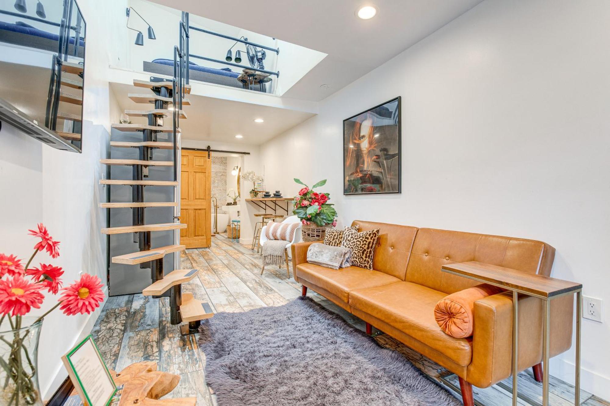 Apartment Tiny House Walk To Cafes, Bars, Eateries! *