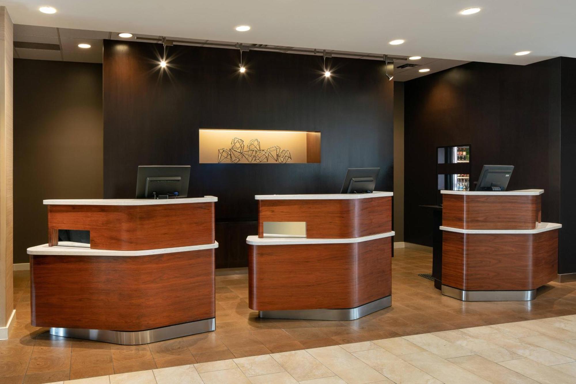 Hotel Courtyard By Marriott Airport 3*