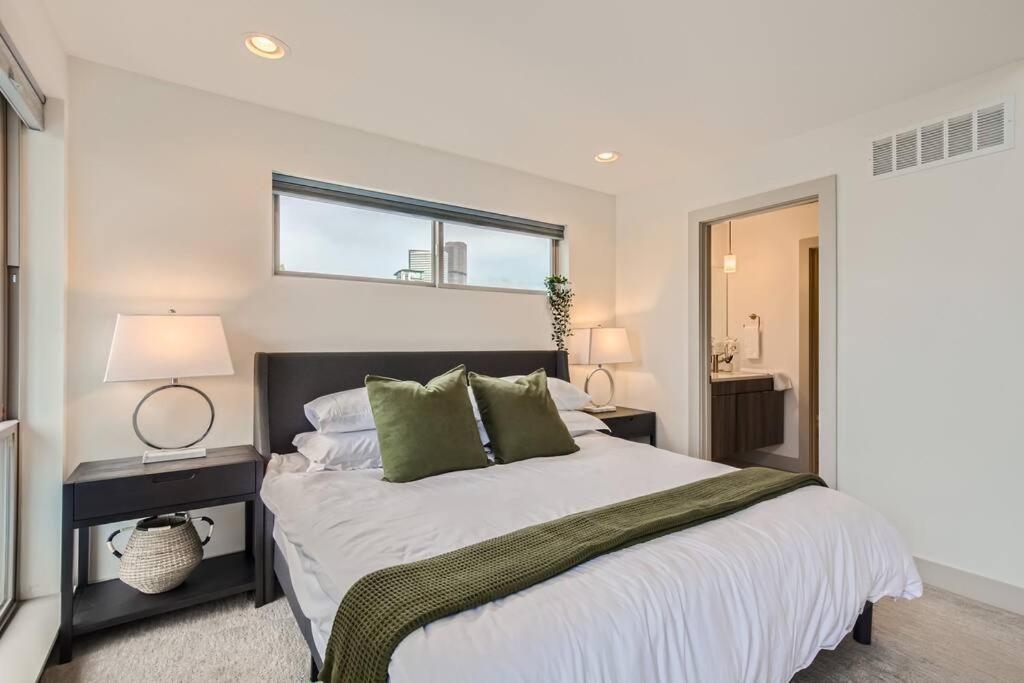 Upscale Townhome W/ Stunning Rooftop Views *
