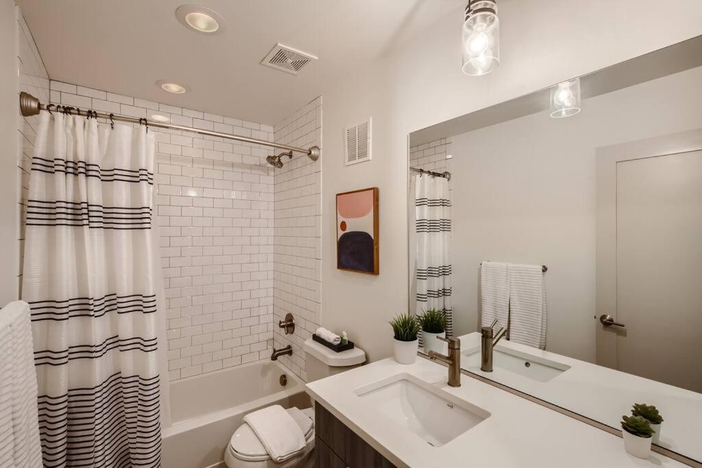 Upscale Townhome W/ Stunning Rooftop Views *