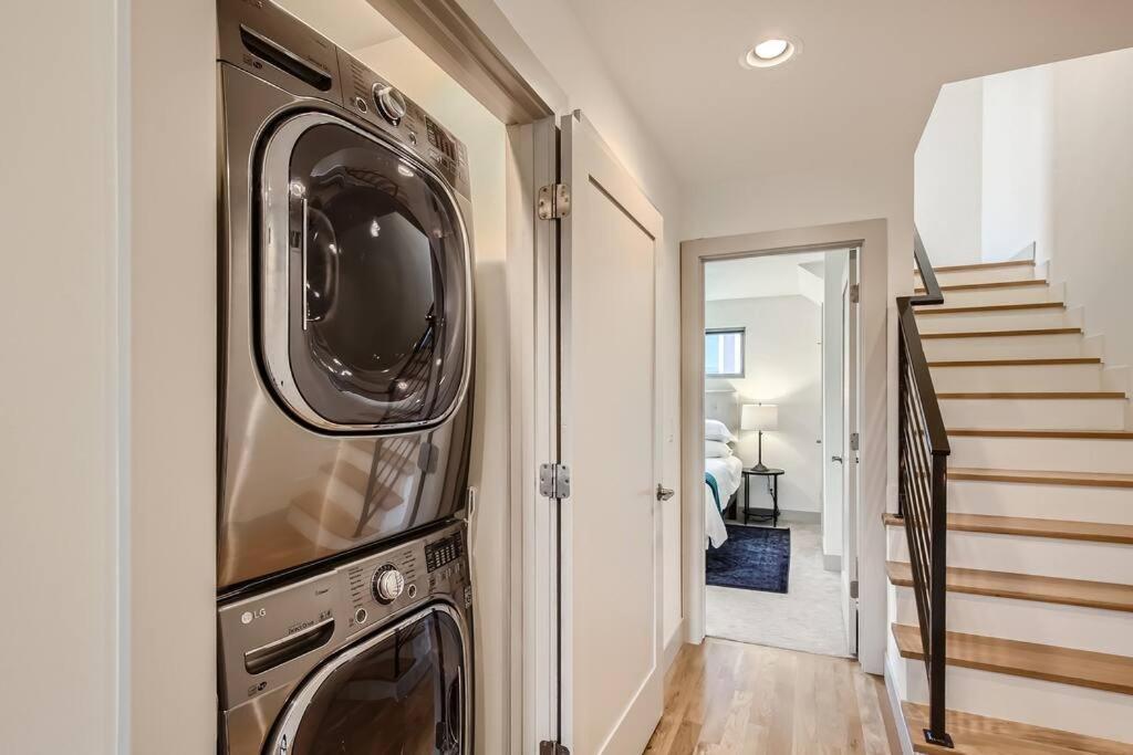 Upscale Townhome W/ Stunning Rooftop Views Holiday home *
