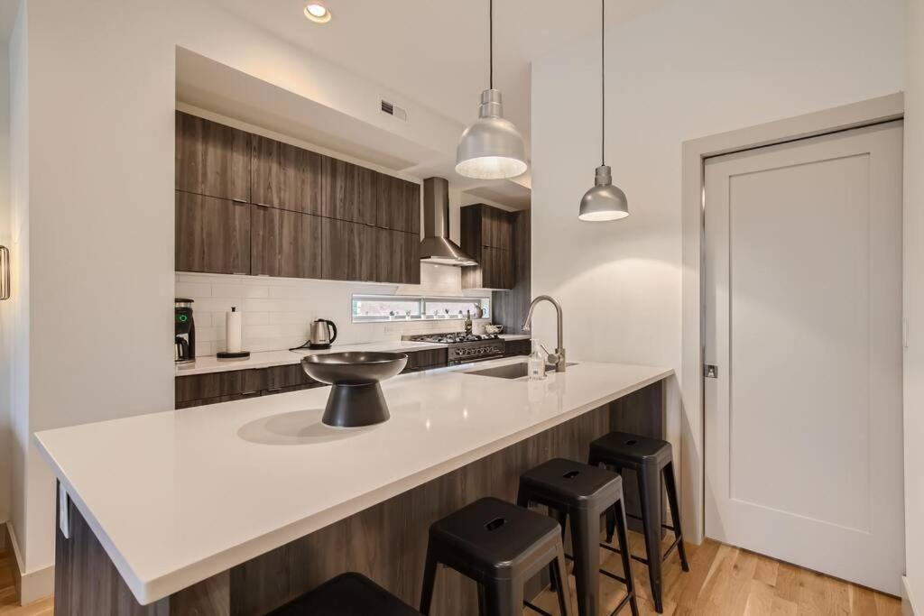Upscale Townhome W/ Stunning Rooftop Views Holiday home