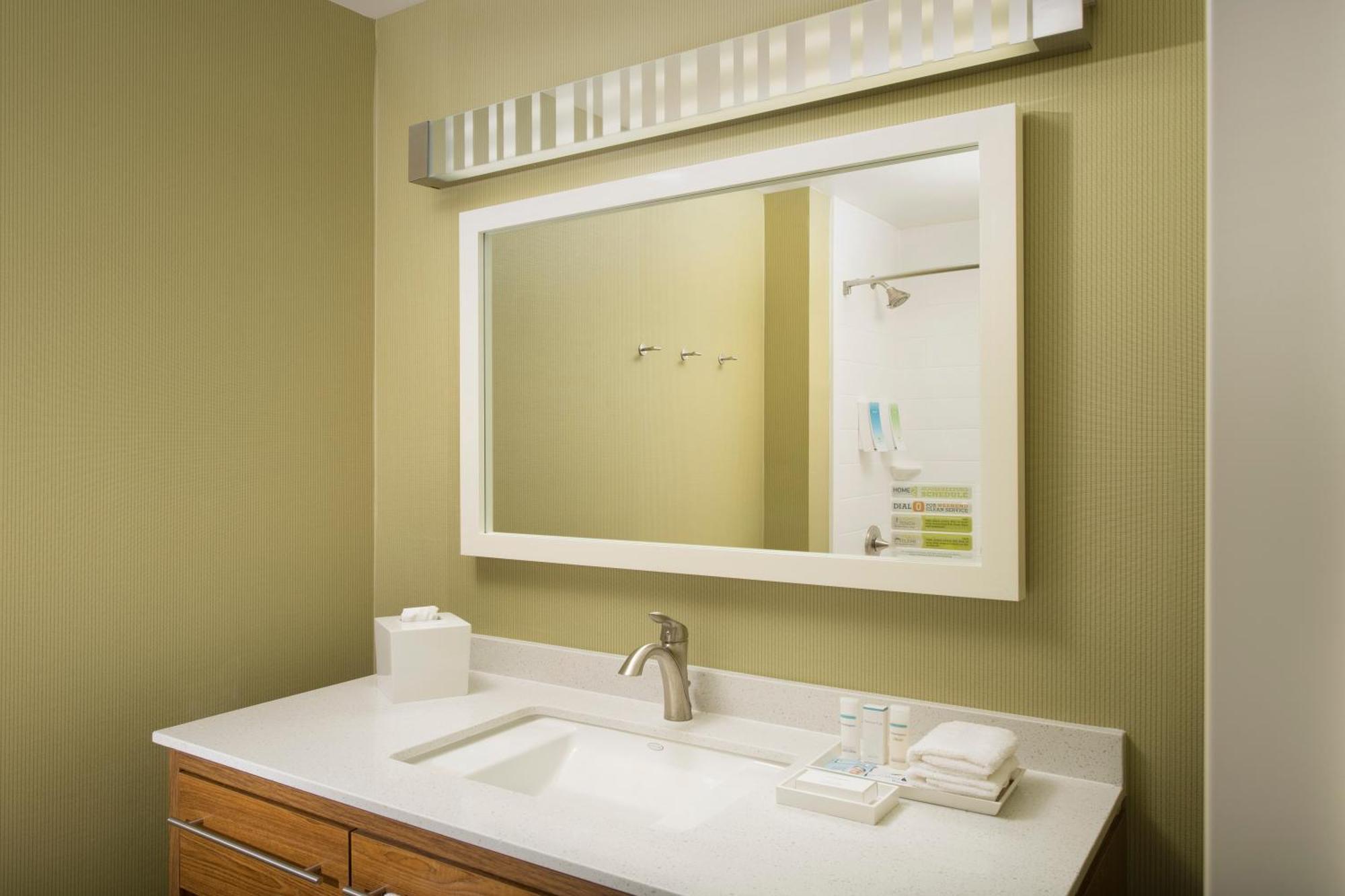 Home2 Suites By Hilton Denver International Airport Hotel 3*