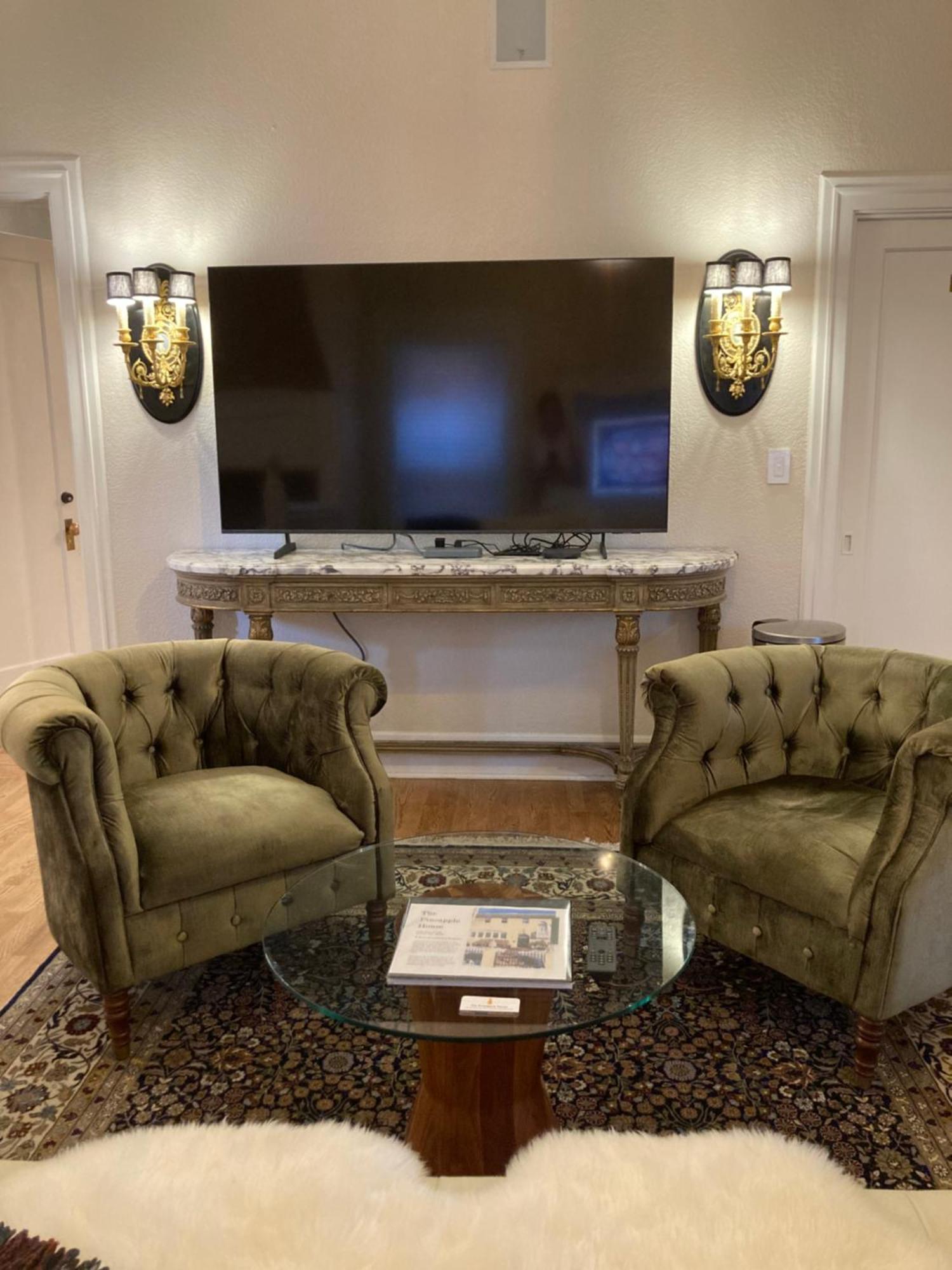 Pineapple House, Romantic 3 Bed 2 Bath Apt, Sleeps 6! Private Balcony! Center! Free Parking! *
