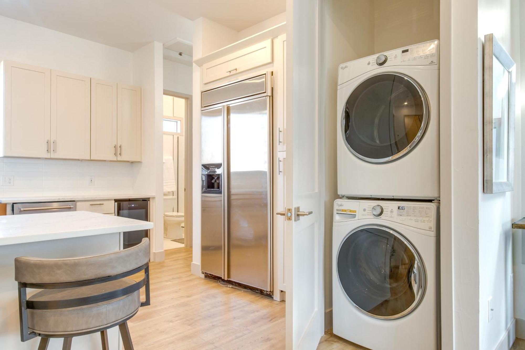 Apartment Charming Vacation 2 Mi To Downtown! *
