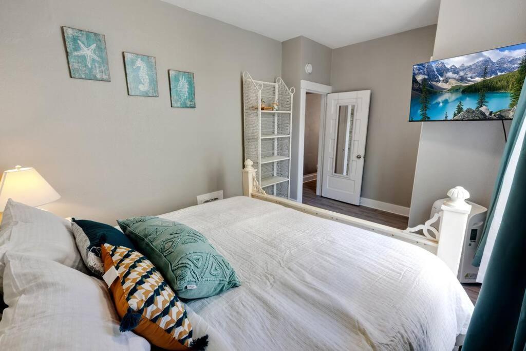 94 Walkscore King Bed Capitol Hill Beachy