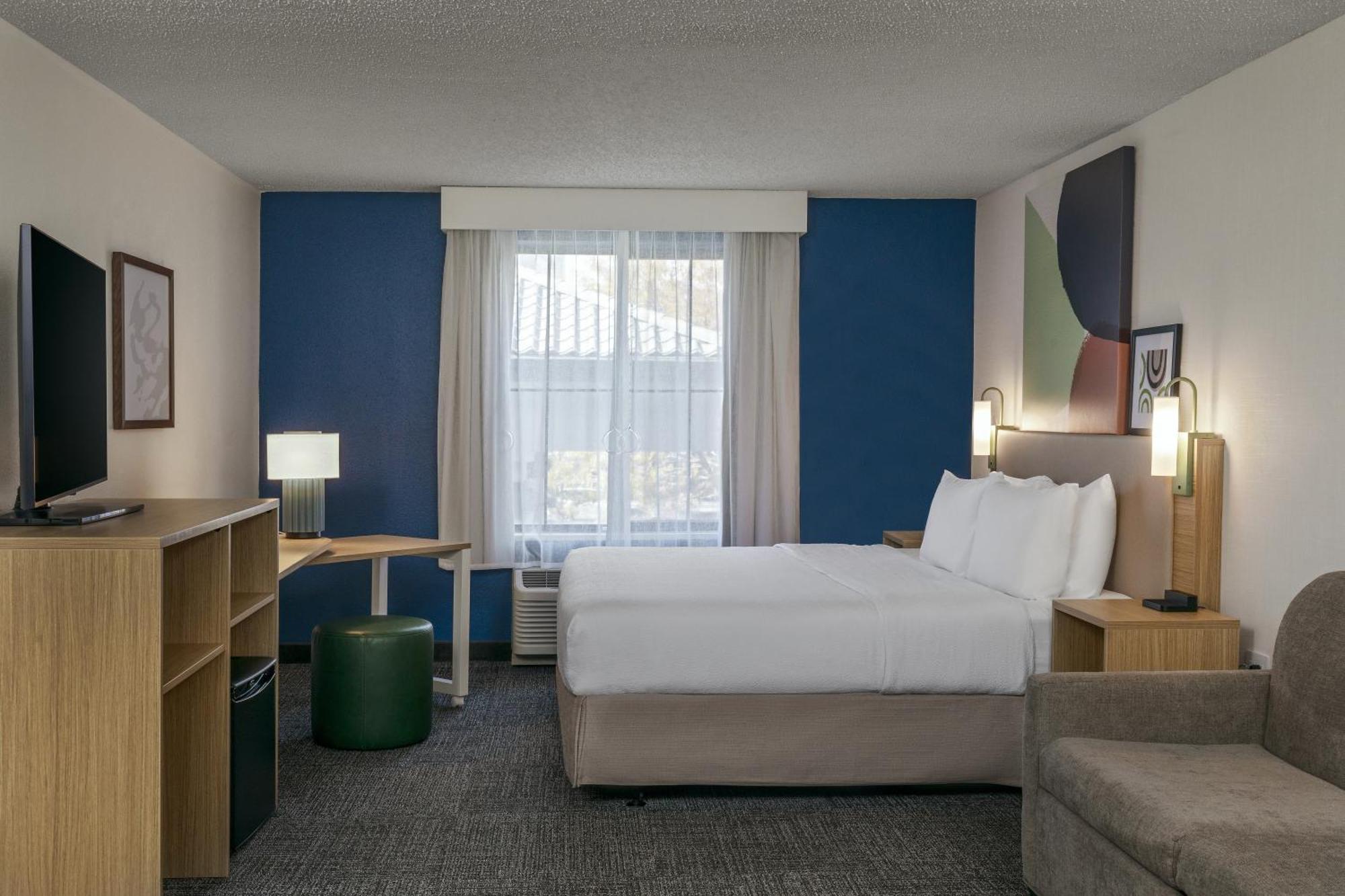 Hotel Spark By Hilton International Airport 3*