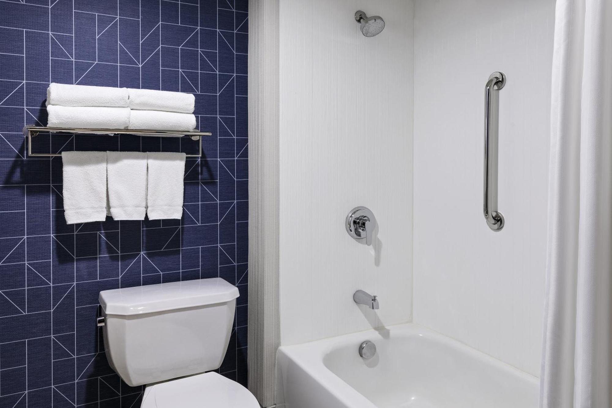 Spark By Hilton International Airport 3*