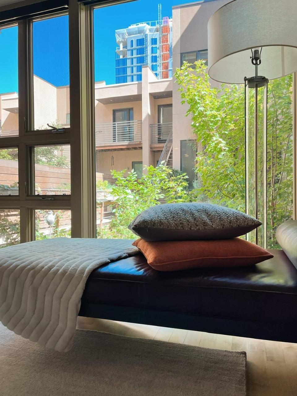 1 Bed With Parking - Museum District Walk To Convention Center, Capital, Museums And Shops Apartment