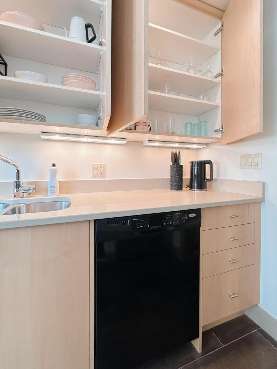 1 Bed With Parking - Museum District Walk To Convention Center, Capital, Museums And Shops Apartment *