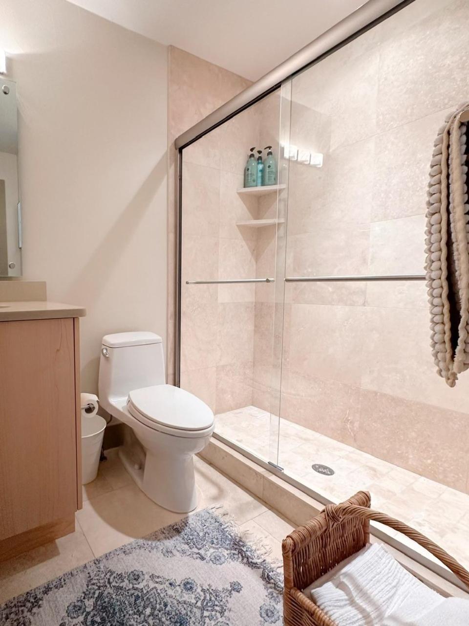 1 Bed With Parking - Museum District Walk To Convention Center, Capital, Museums And Shops Apartment *