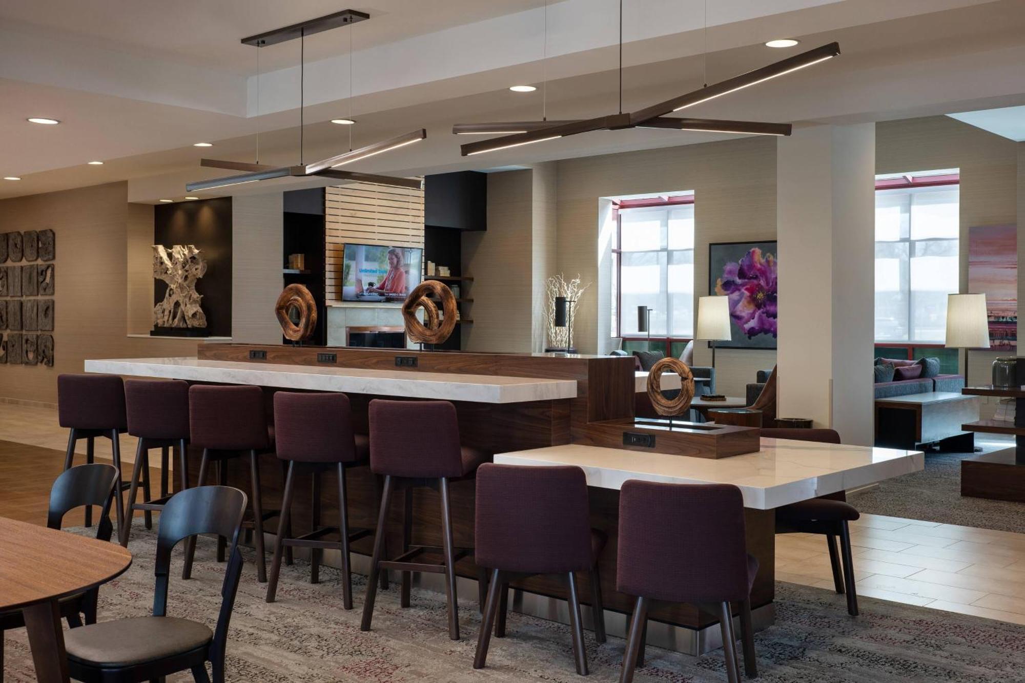 Courtyard By Marriott Airport Hotel