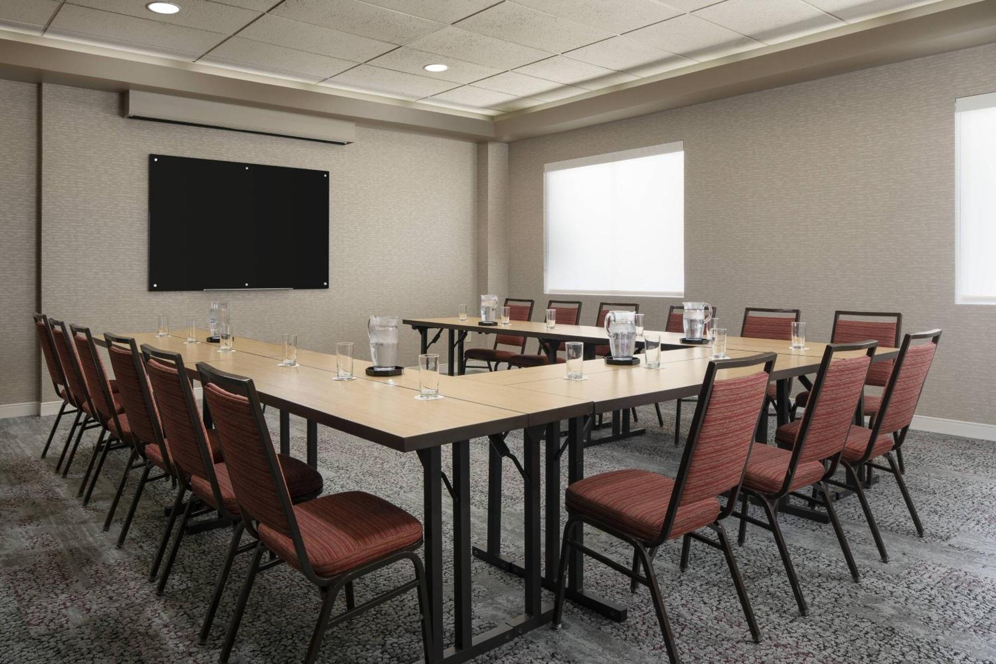 Hotel Courtyard By Marriott Airport