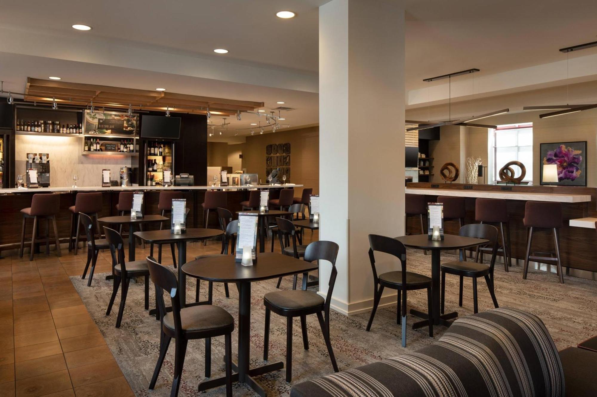 Courtyard By Marriott Airport Hotel