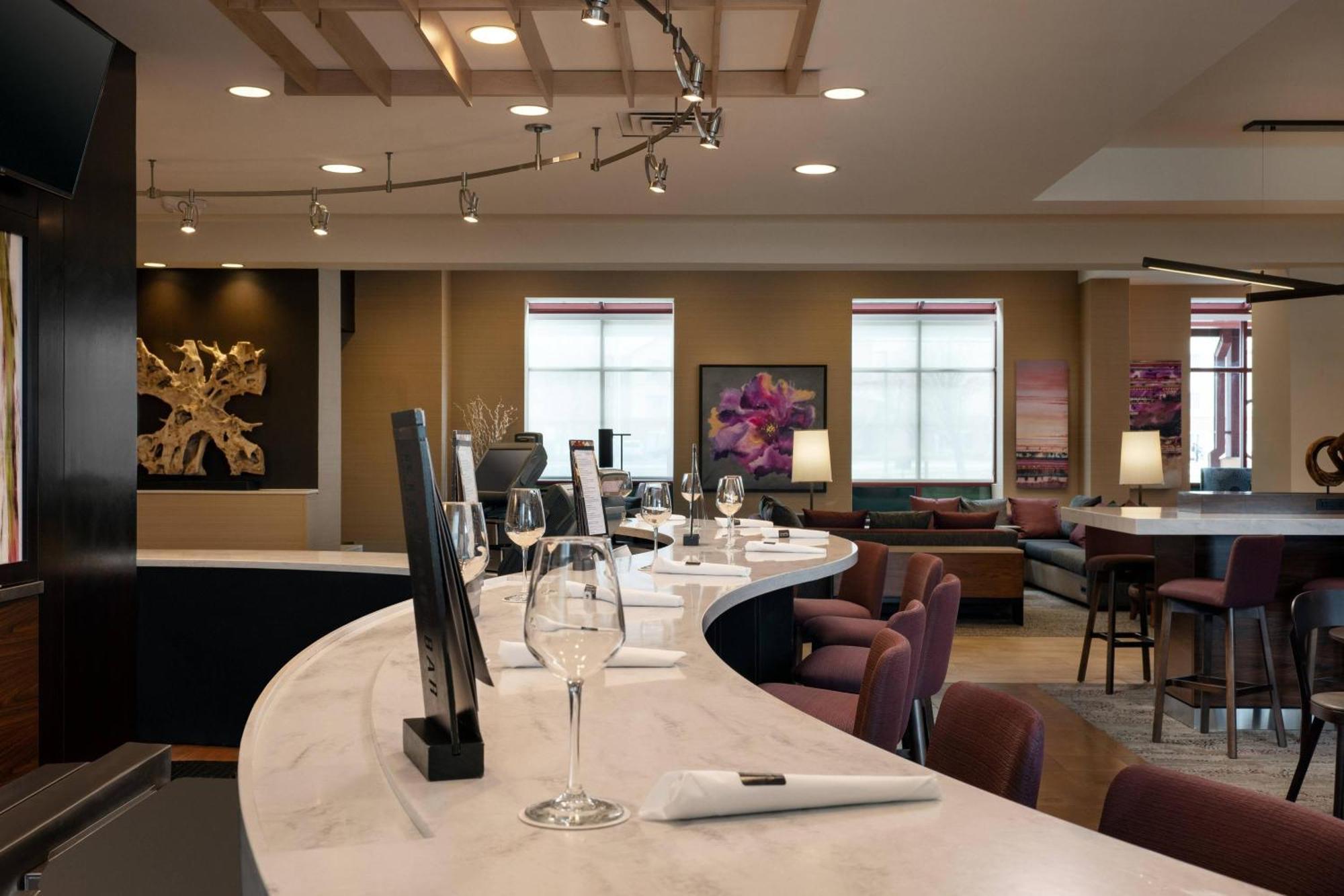 Courtyard By Marriott Airport Hotel