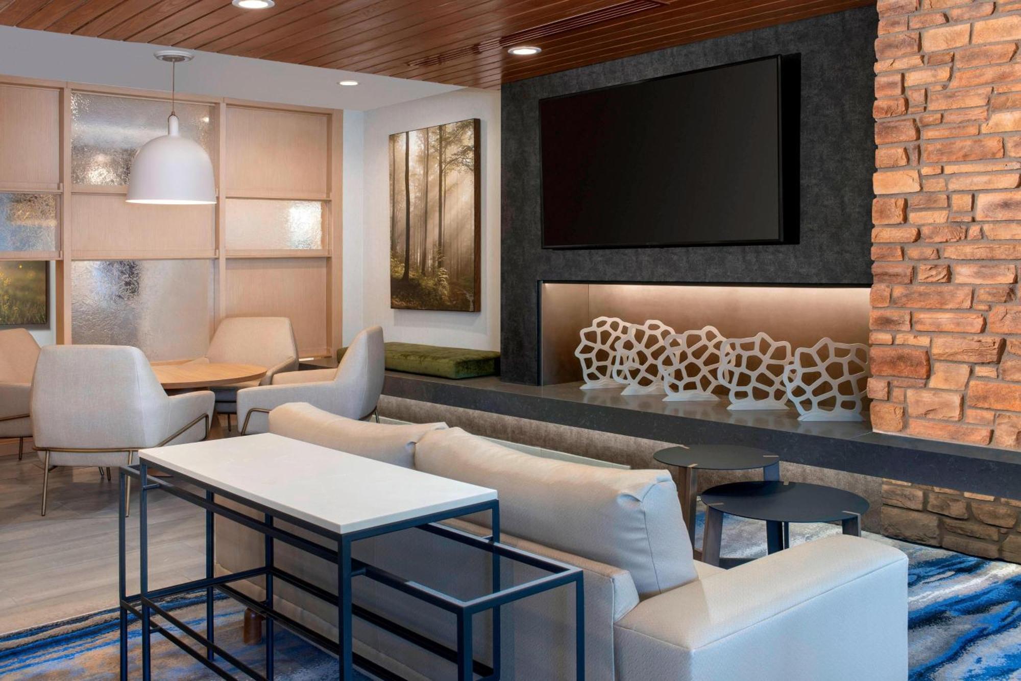 Fairfield & By Marriott Tech Center North 3*