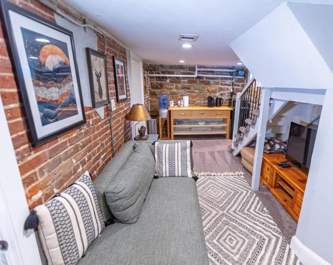 5-bedroom Victorian Private Yard Sleeps 10 *