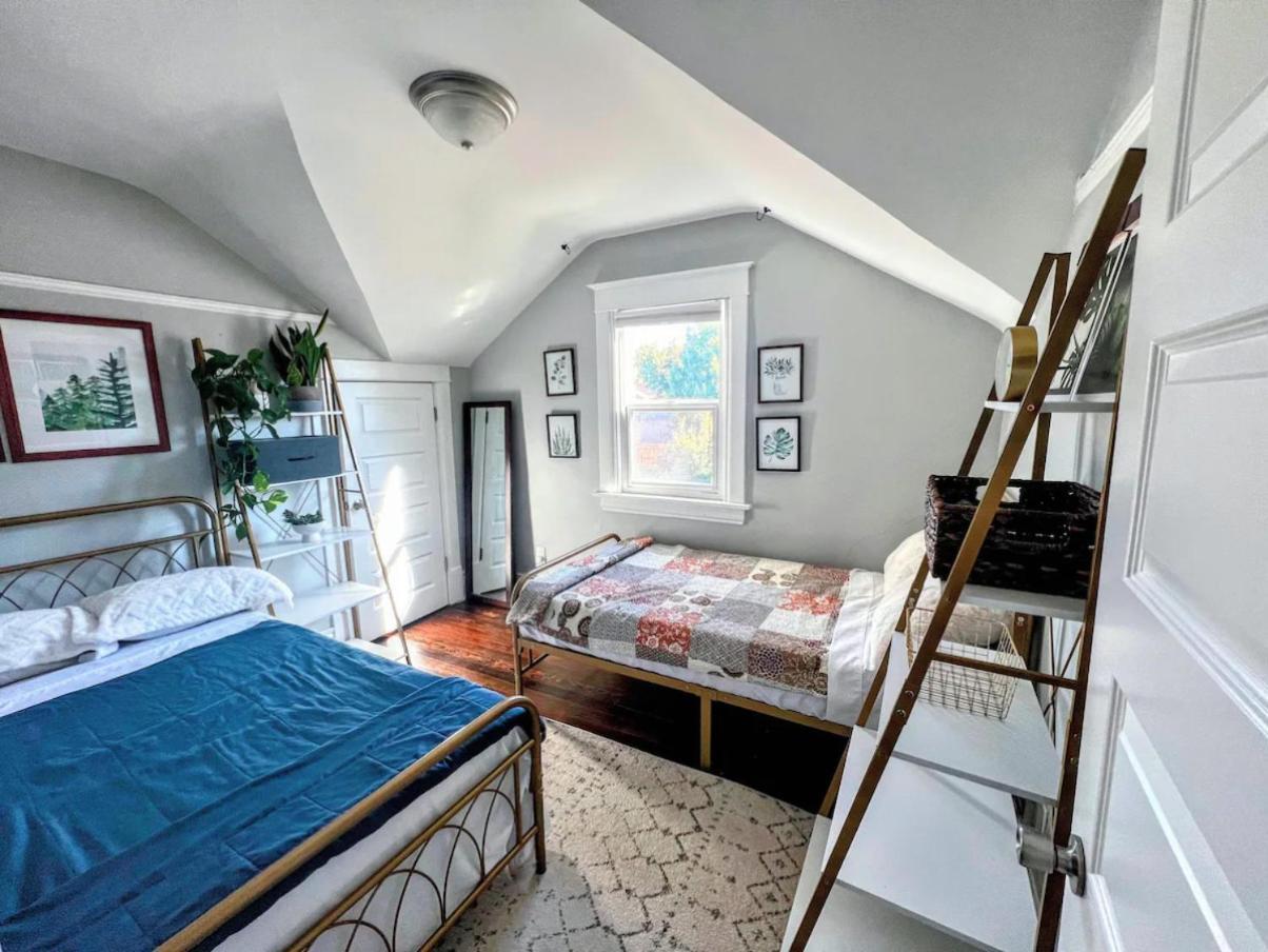 5-bedroom Victorian Private Yard Sleeps 10 * Denver