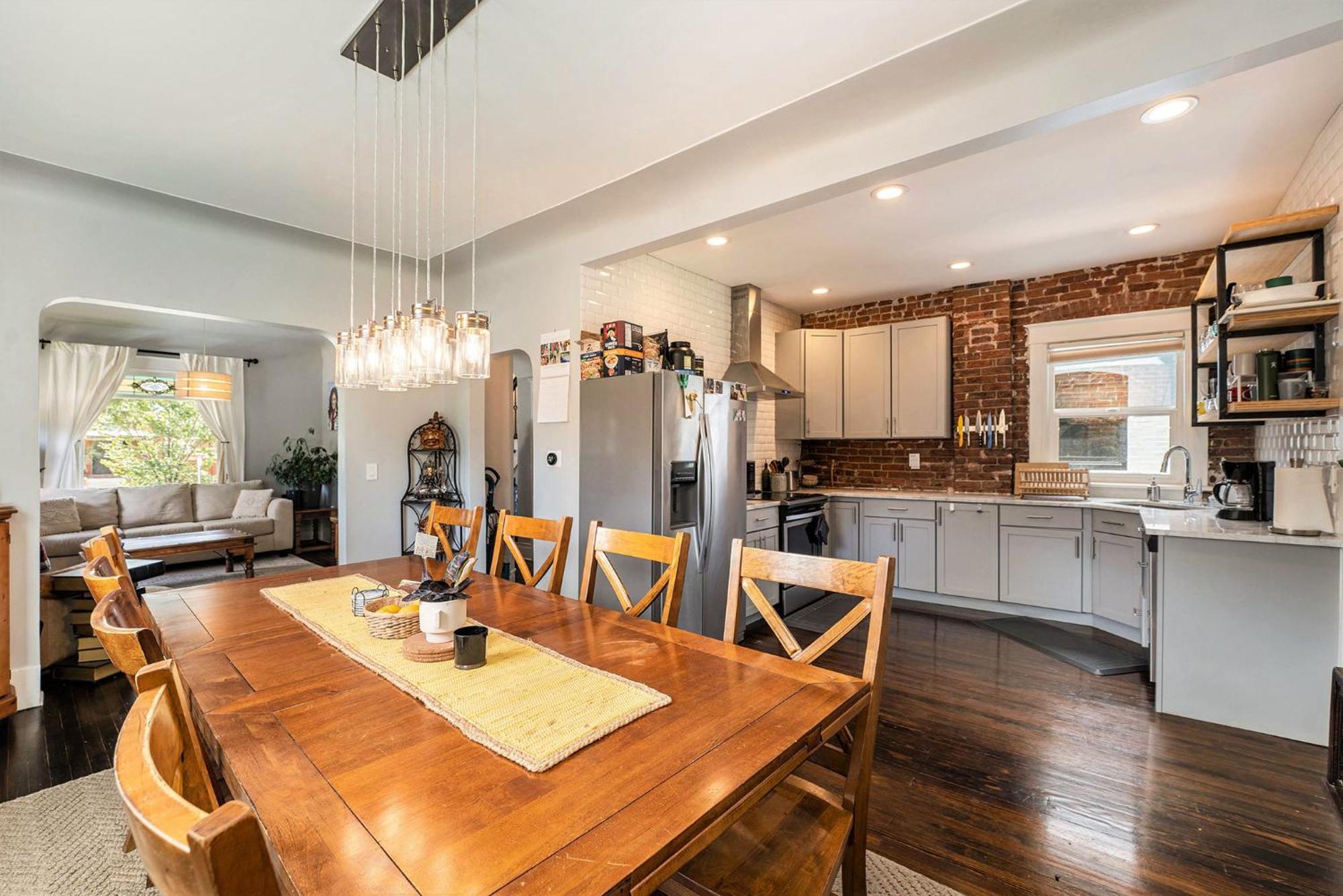 5-bedroom Victorian Private Yard Sleeps 10 *