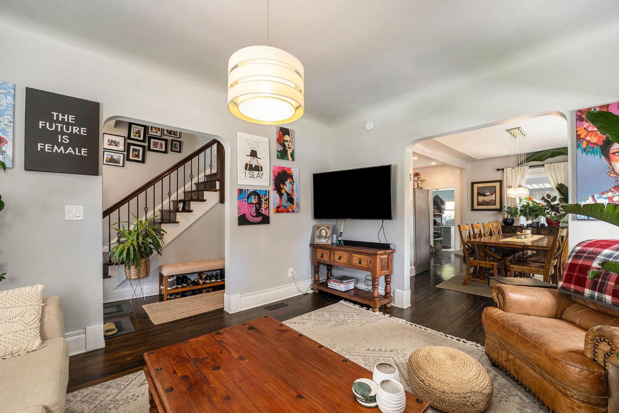 5-bedroom Victorian Private Yard Sleeps 10