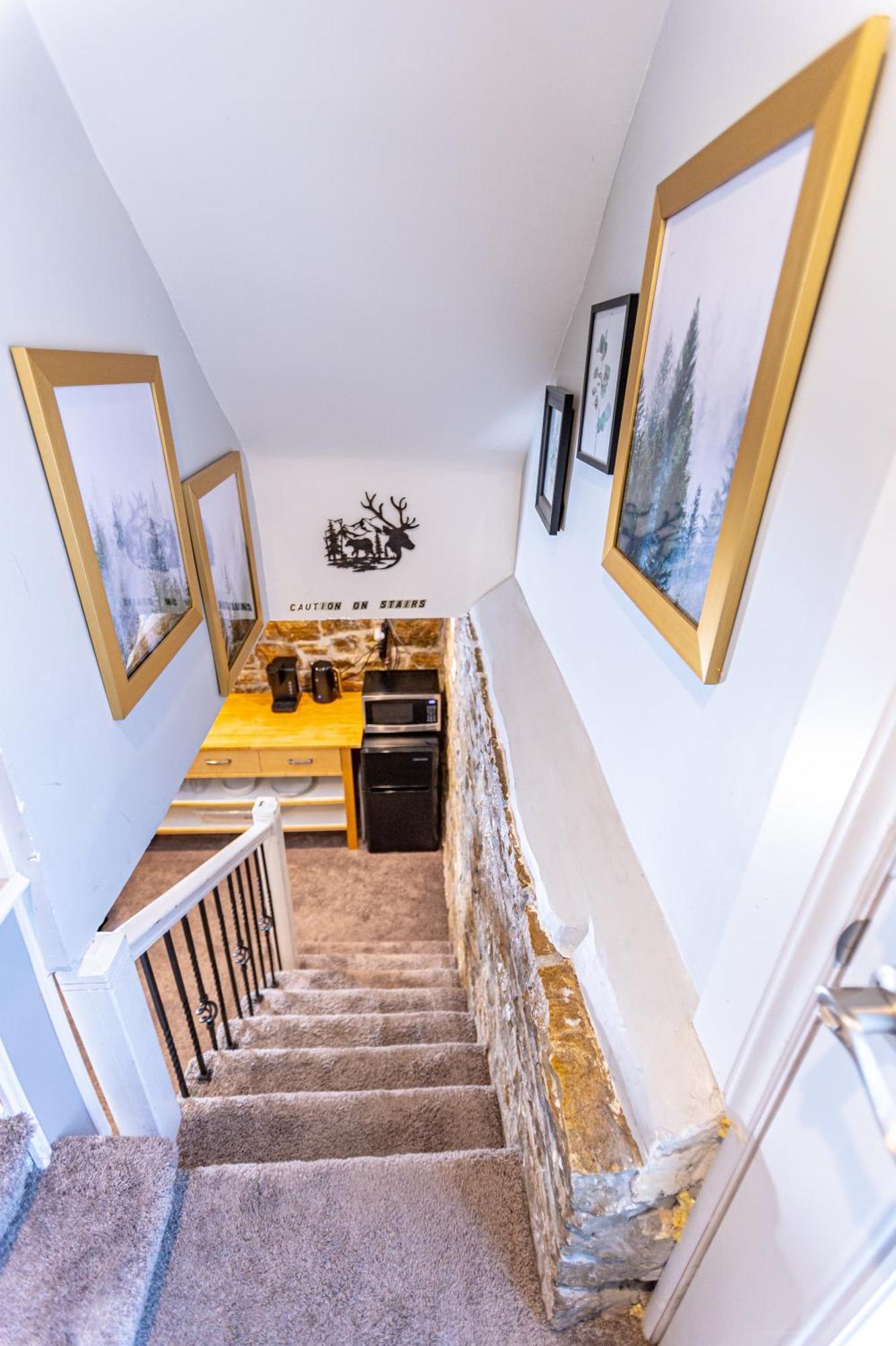 Holiday home 5-bedroom Victorian Private Yard Sleeps 10 *