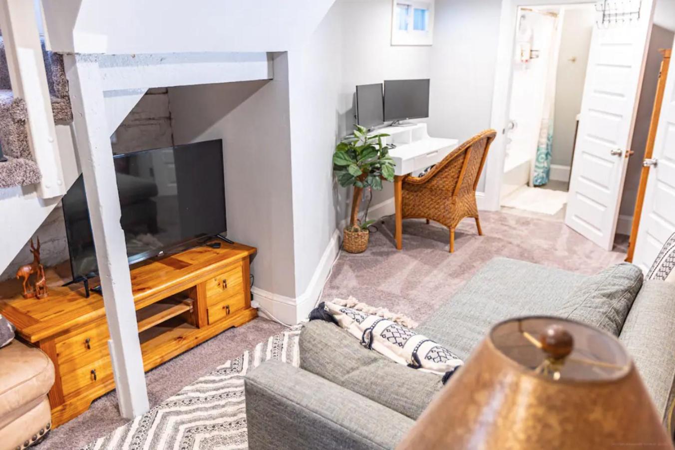 Holiday home 5-bedroom Victorian Private Yard Sleeps 10