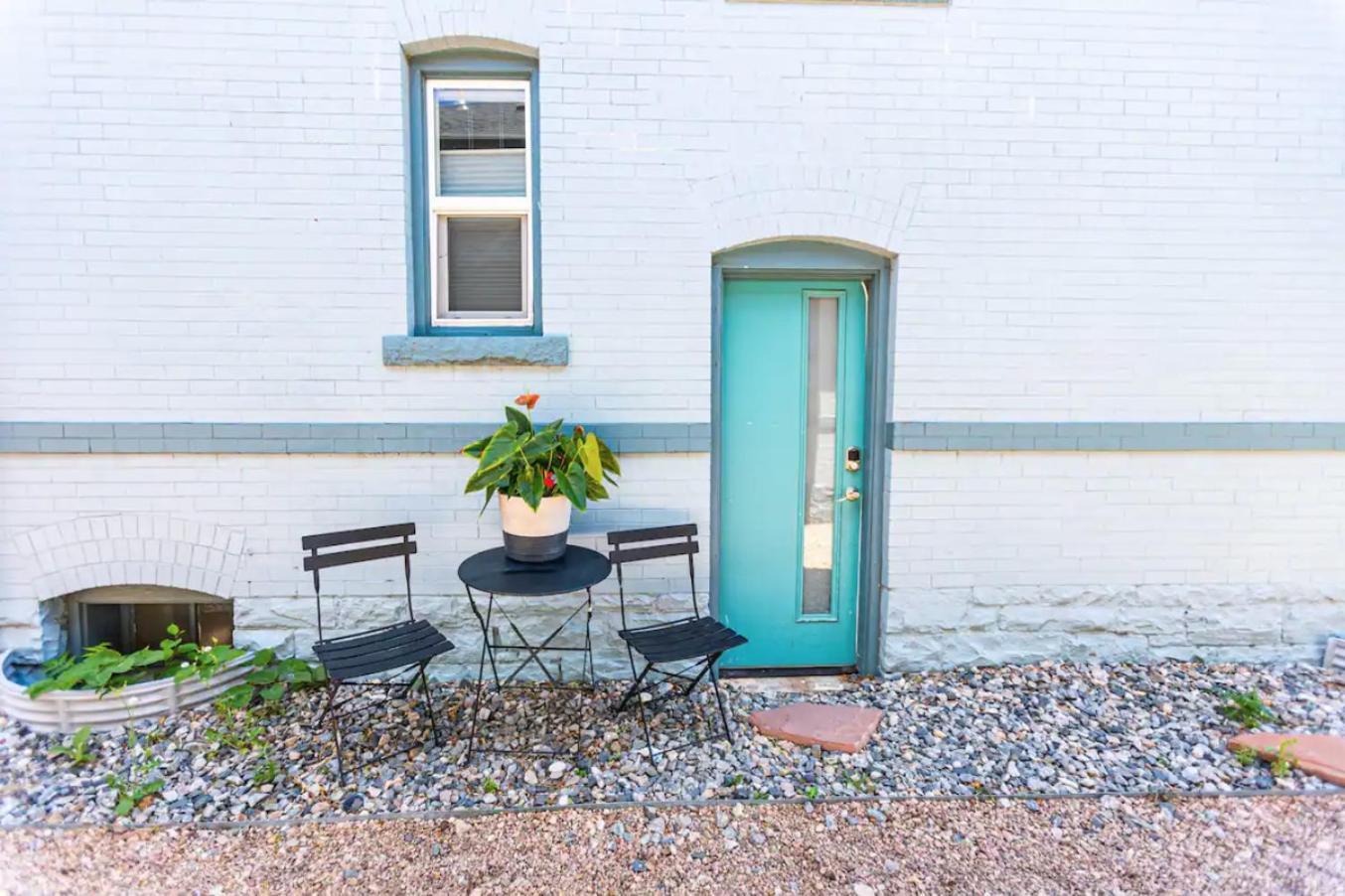 5-bedroom Victorian Private Yard Sleeps 10 *
