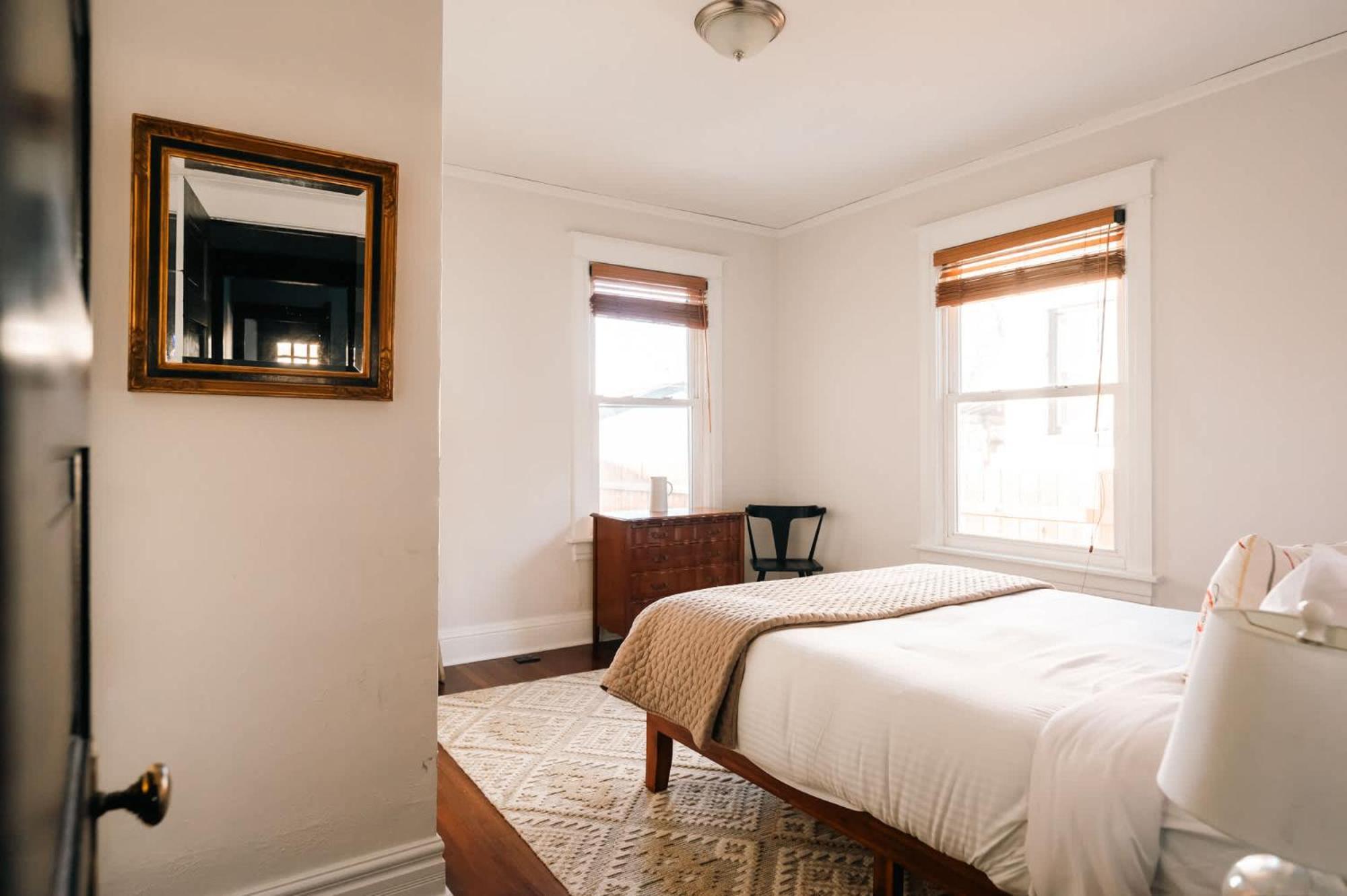 Charming Cole Craftsman - Steps To Local Hotspots Holiday home